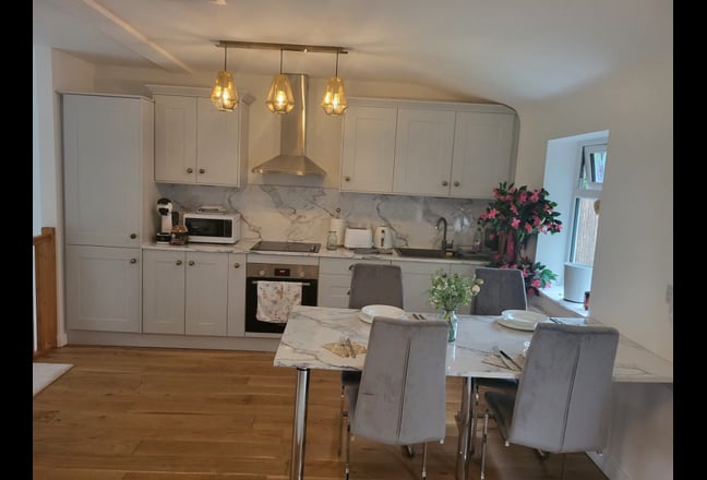 Detached home close to Uni+Train+park Main Photo