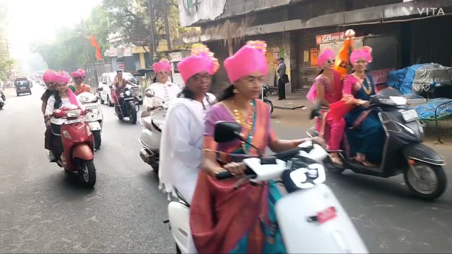 आज कोल्हापूरच्या मुख्य रस्त्यावर स्त्री नारीचा हूंकार पहावयास मिळाला.पारंपारिक वेशभूषेत बाईक रॅलीचे आयोजन दै.पुढारी व पुढारी कस्तुरी क्लब ने केले होते.