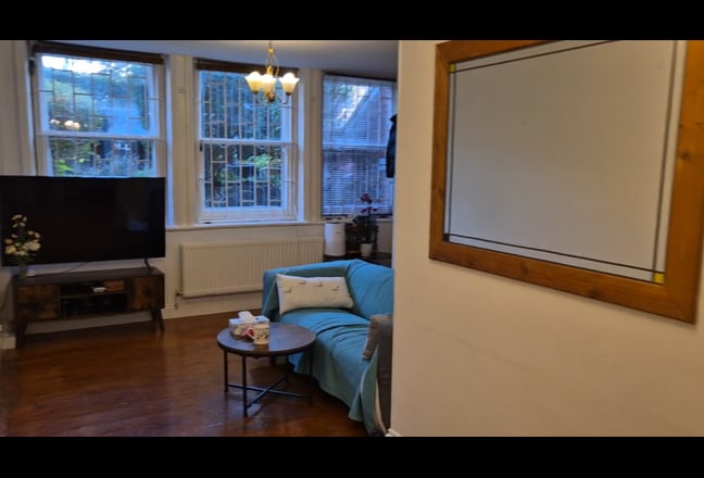 Beautiful large front-garden flat Main Photo