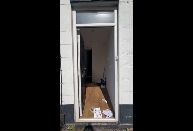 Bright Top-Floor Room Main Photo