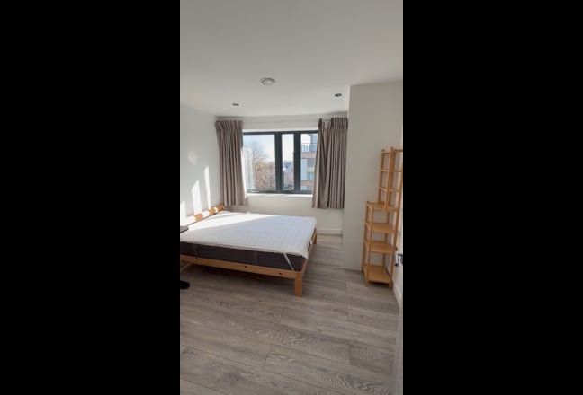 Calm Penthouse, all bills included - Greenwich Main Photo