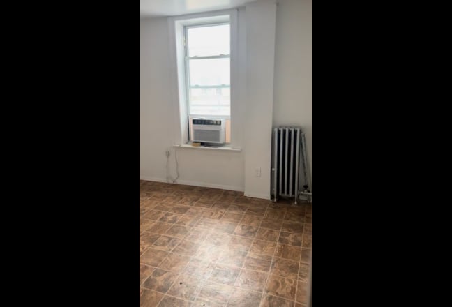 Bright sunny room with outdoor rooftop access Main Photo