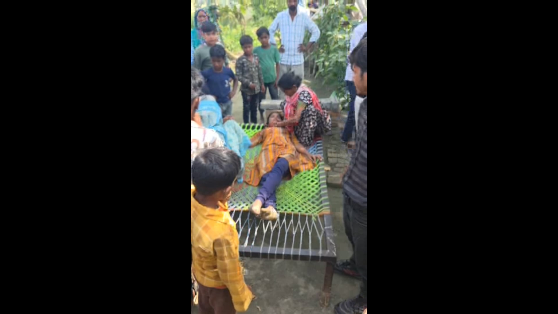 पलिया-सम्पूर्णानगर मार्ग पर ग्राम त्रिकौलिया में बड़ा हादसा, गन्ने से भरी डबल ट्राली पलटी झोपड़ी में सो रही किशोरी दबकर 