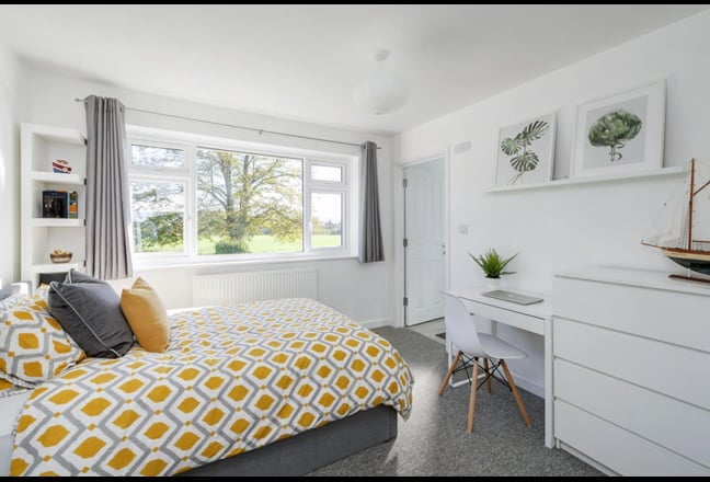 Ensuite room with parking nr. GCHQ, from 9th May Main Photo