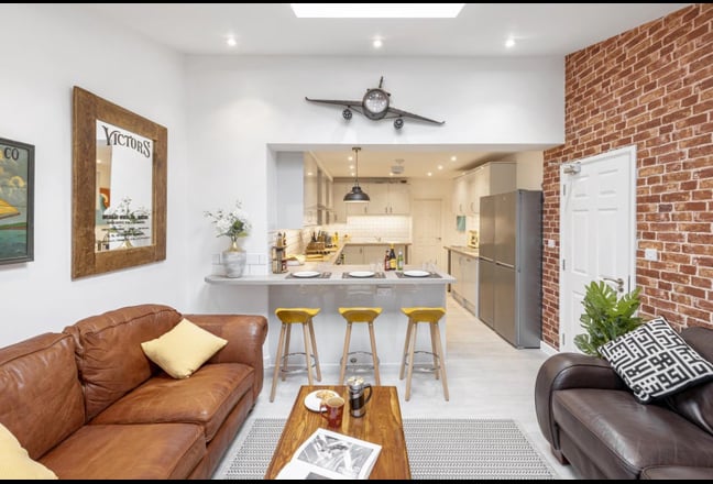 Spacious double & ensuite rooms with parking Main Photo