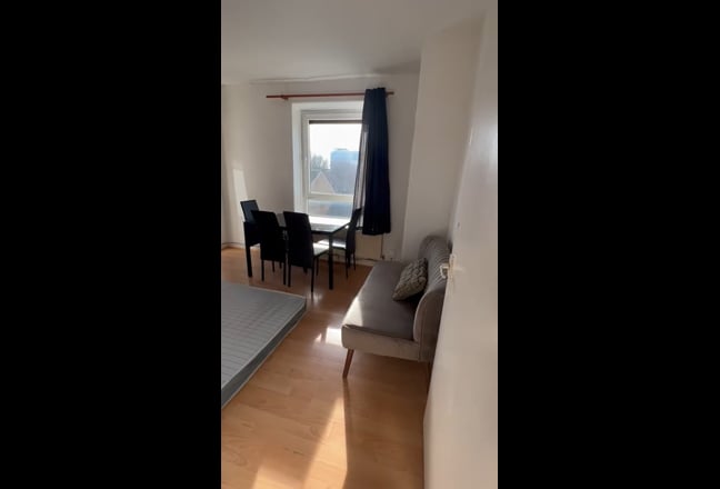 Double in sociable 3 Bed Flat in Whitechapel Main Photo