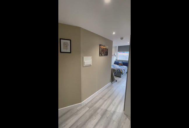 New Studio all bills Inc-In City Centre Main Photo