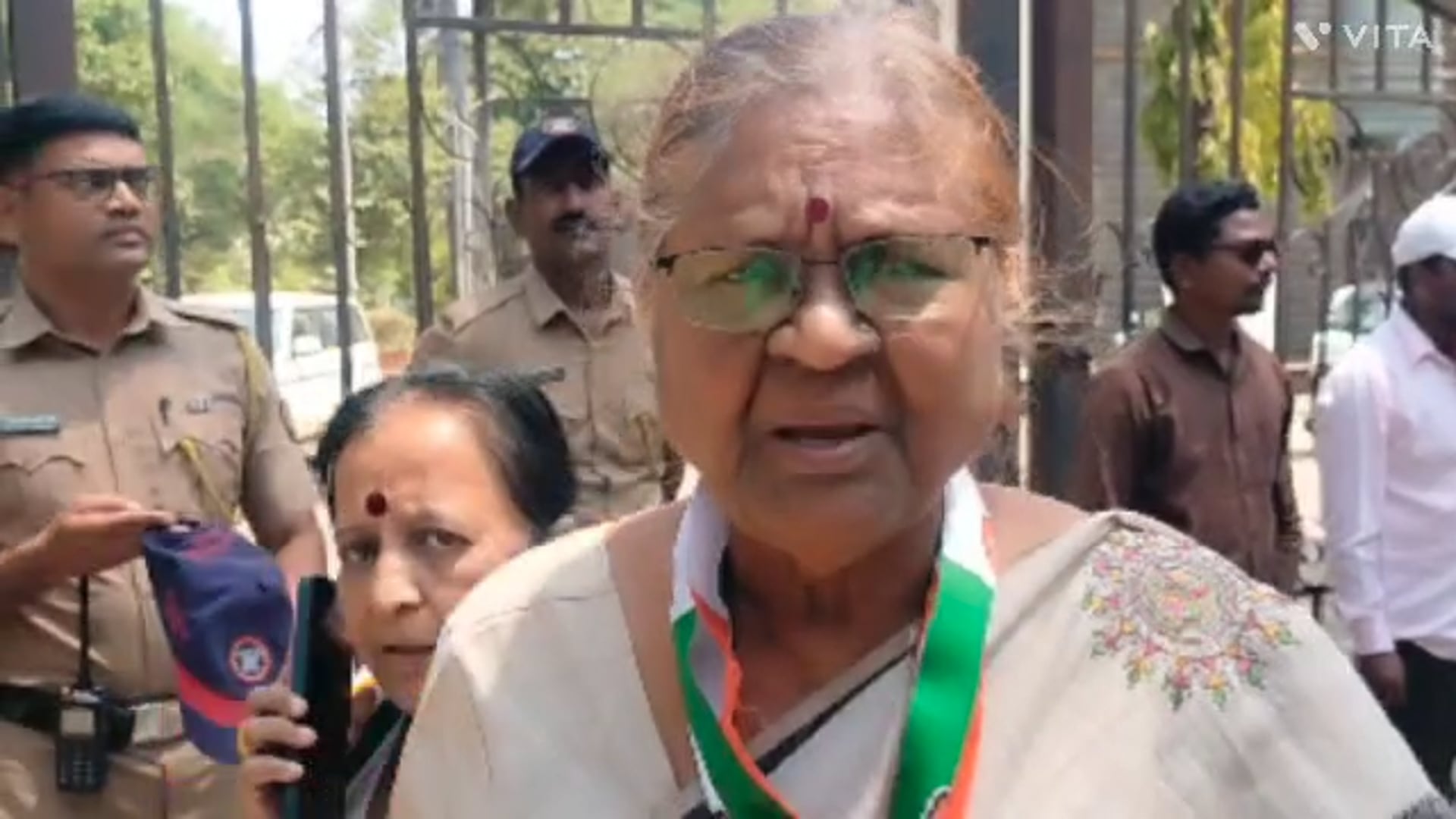 गॅस की किमती में बडोत्री के विरोध मे काँग्रेस ने डिस्ट्रिक्ट कले क्टर ऑफिस के सामने एक नाले मे गॅस की पाईप जोडकर गॅस जलाने की कोशिश की जला कर बोंब मारो आंदोलन कीया।