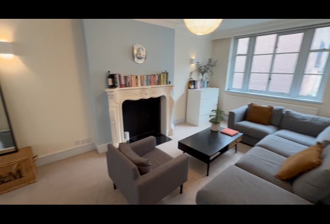 King-sized bedroom with ensuite in Marylebone Main Photo