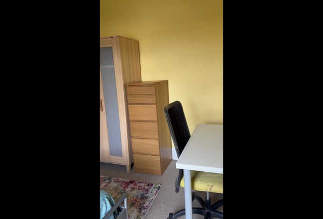 Good sized double room, professionals house Main Photo