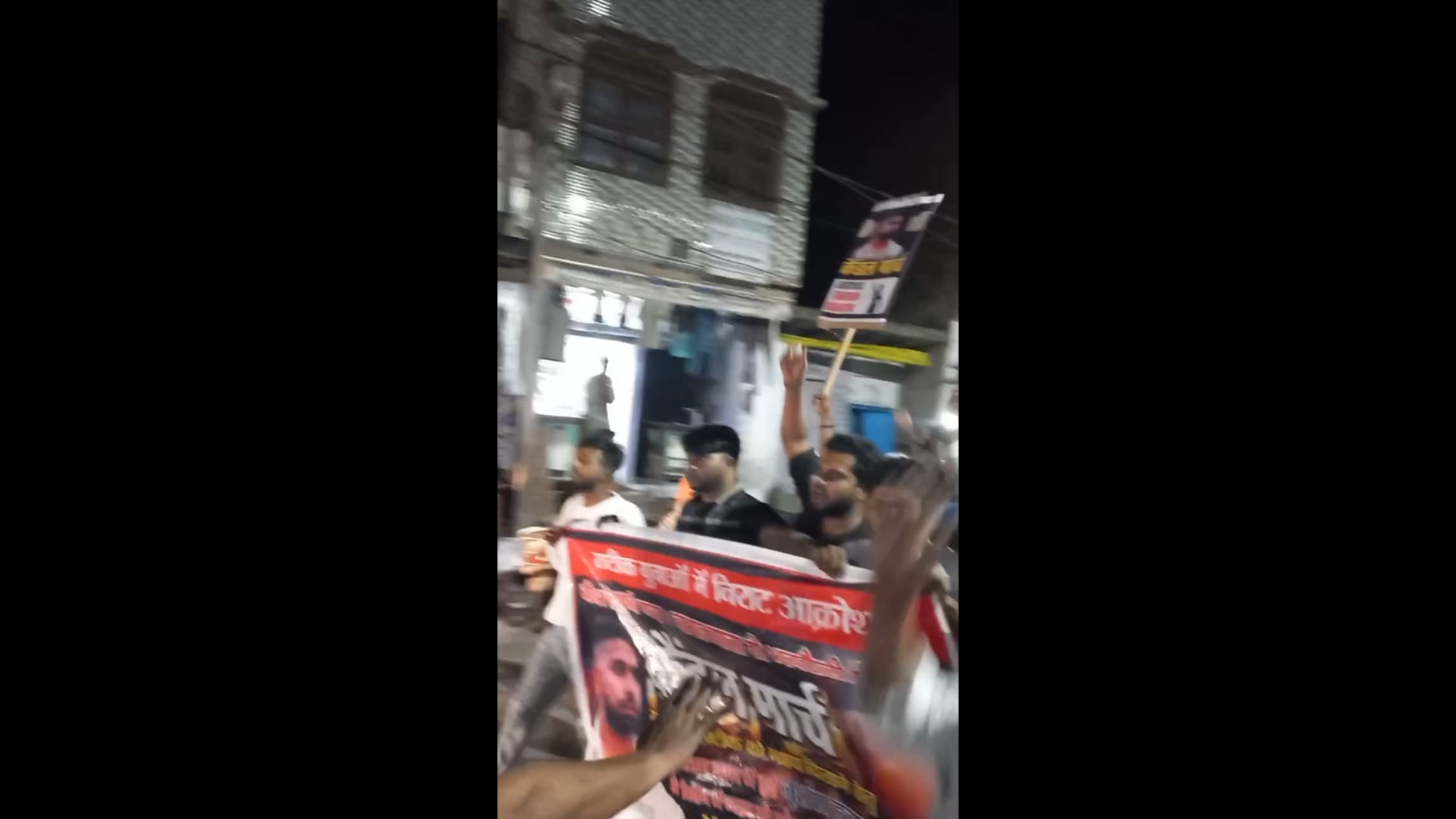 दिल्ली के उत्तम नगर में तरुण हत्याकांड के विरोध में पिनाहट में युवाओं का कैंडल मार्च, आरोपियों को फांसी की मांग।