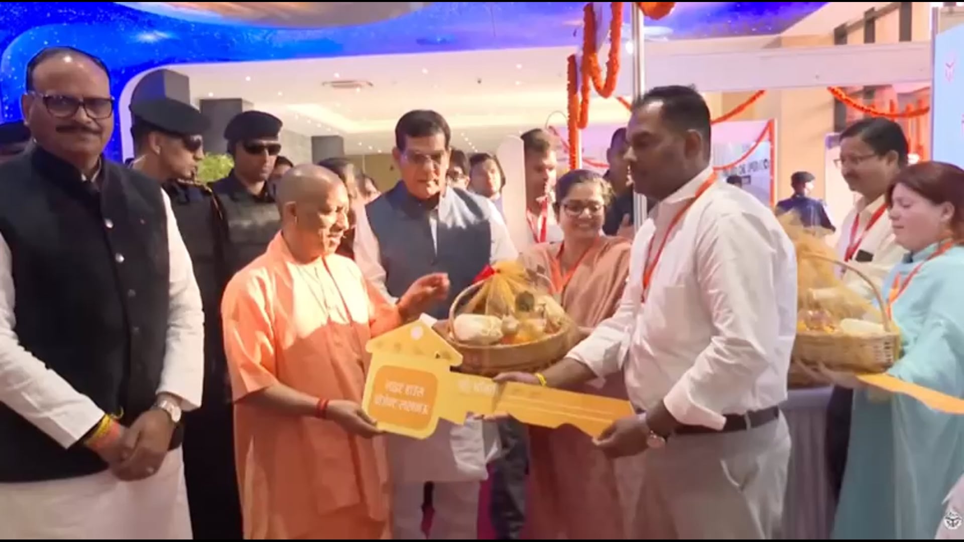 ▶️....मा0 मुख्यमंत्री योगी आदित्यनाथ जी दिनांक 16 मार्च 2020 को इंदिरा गांधी प्रतिष्ठान गोमती नगर लखनऊ में प्रधानमंत्री आवास योजना- शहरी 2.0 के अंतर्गत 90,000 लाभार्थियों के बैंक खातों में डीबीटी के माध्यम से प्रथम किस्त ₹900 करोड़ की अनुदान राशि का अंतरण कार्यक्रम सम्मिलित होते हुए।