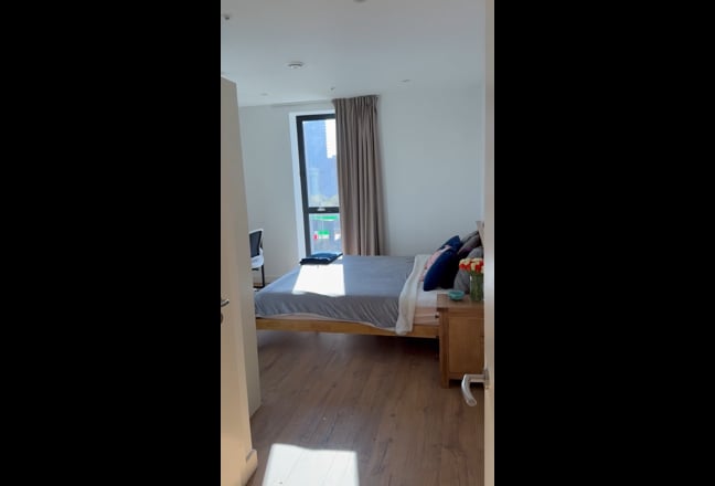 Bright, modern en-suite double bedroom  Main Photo