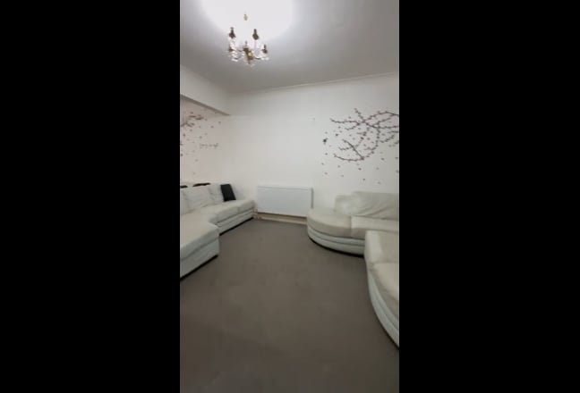 Spacious 2 Bed House with Large Living Room, Garde Main Photo