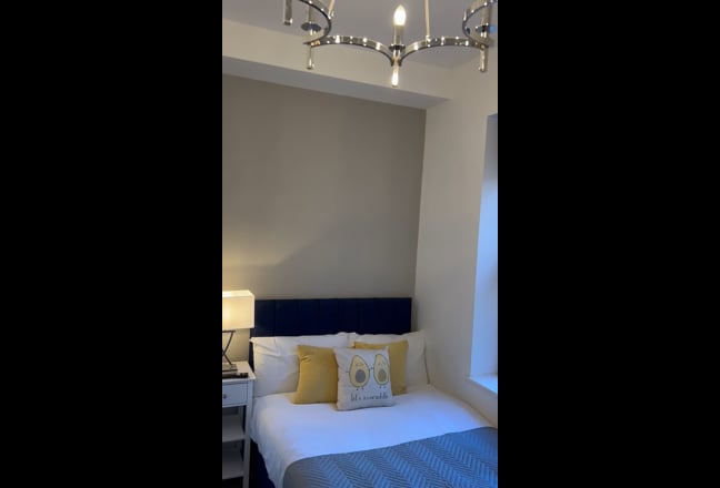 Bright, Modern Ensuite close to town and hospital. Main Photo