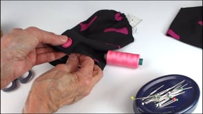 Ärmelsaum und Knopf annähen