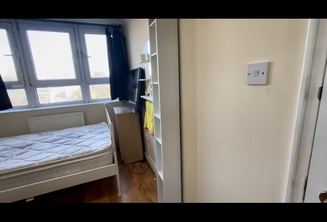 Double Bed room with mini walk in WARDROBE Main Photo