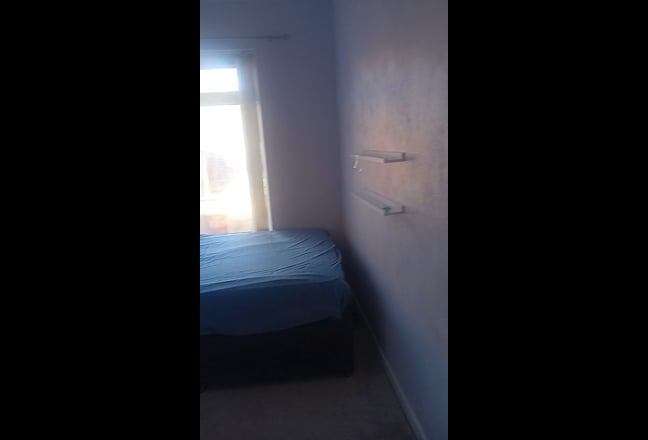 A double room available in a 2bedroom house Main Photo