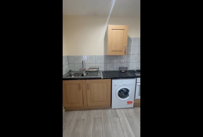 Double bed sit room available  Main Photo