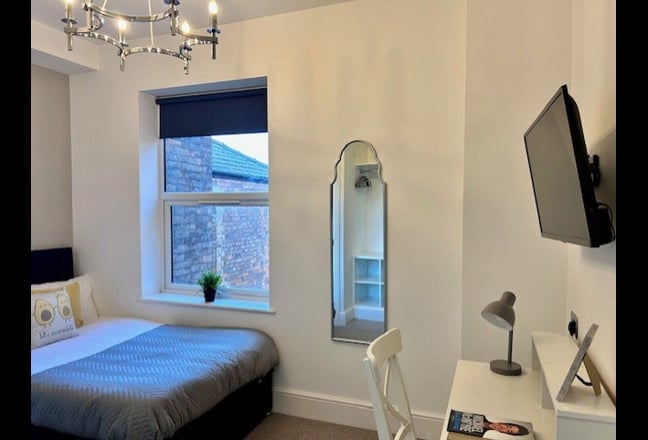 Bright, Modern Ensuite close to town and hospital. Main Photo