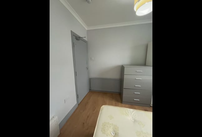 Bright Single Room 4 min Dollis Hill Station  Main Photo