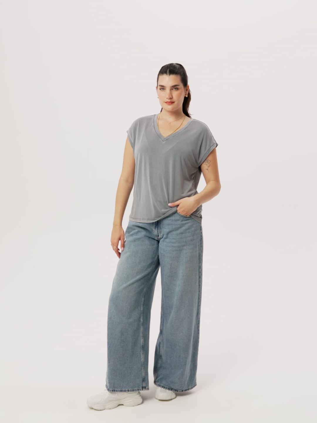 גופייה צווארון וי