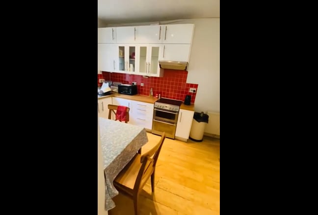 Double Room Available/3 Bed Garden House Main Photo