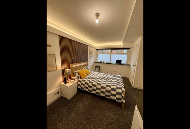 Small Double&Large Double Ensuite&off road parking Main Photo