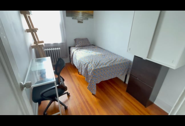 Twin Size Bed, Close to J/A Train + Q11 Bus Main Photo