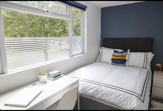 Lovely large double room with en suite Main Photo