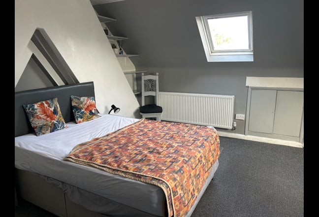 Huge rooms+one huge room to let on the first floor Main Photo