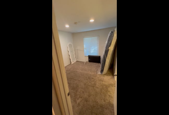 Room for rent in a four bedroom house  Main Photo