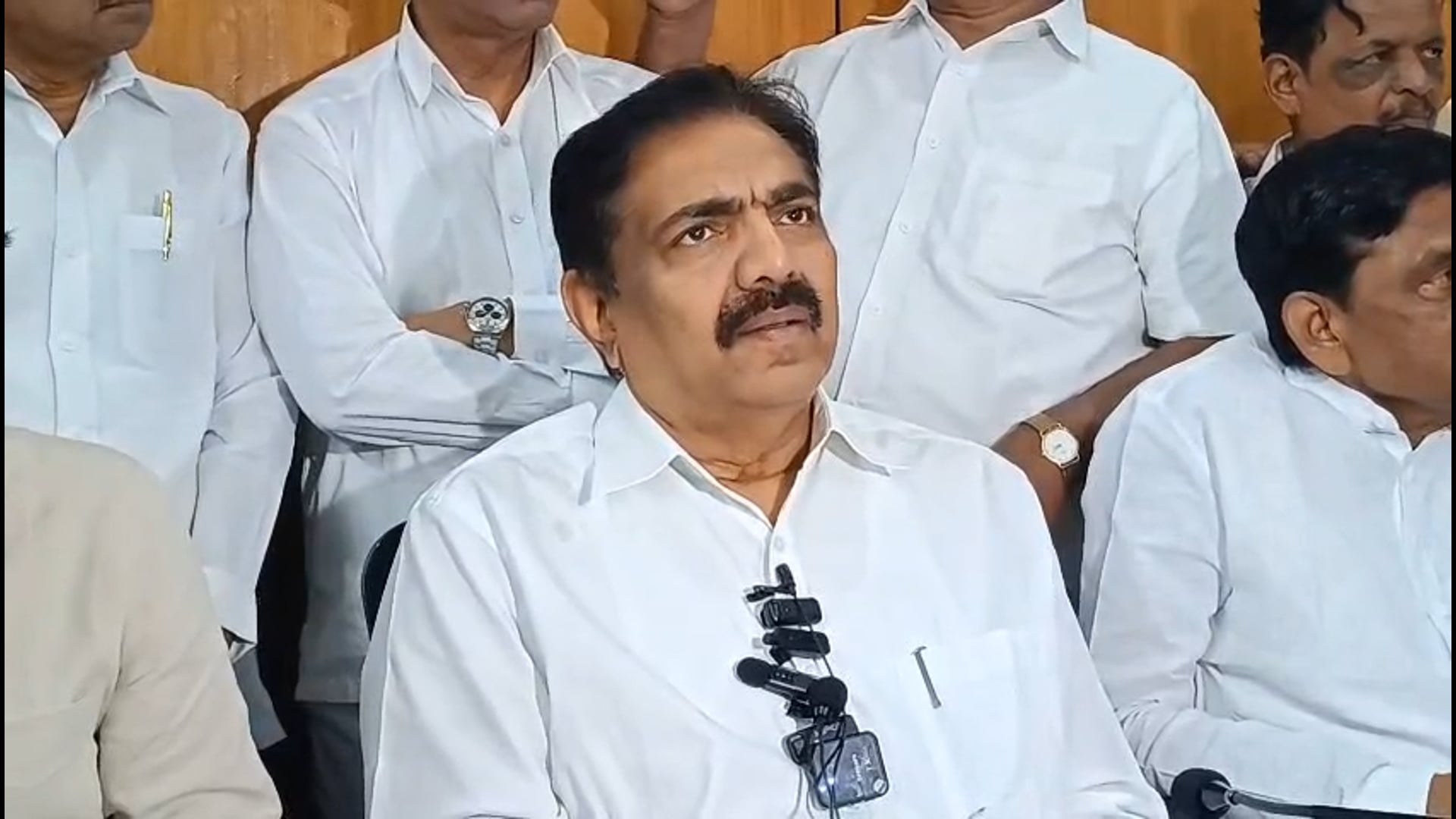 सध्याचे खासदार उघड आमच्या बरोबर आहेत पूर्वीचे खासदार तिकडून आम्हाला माहिती देत होते जयंतराव पाटील