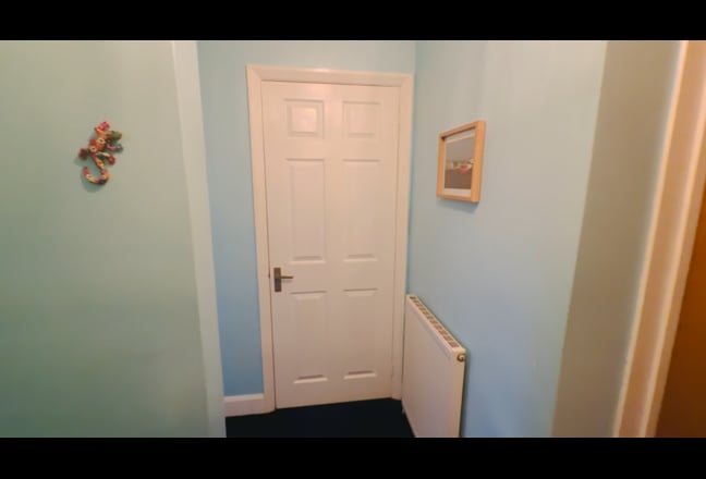 Two large single rooms in a family home Main Photo