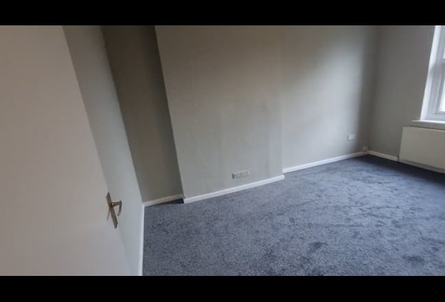 Newly refurbished 2 bedroom flat Main Photo