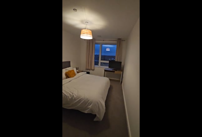 Luxury Master Bed Room - Prime Barking Location Main Photo