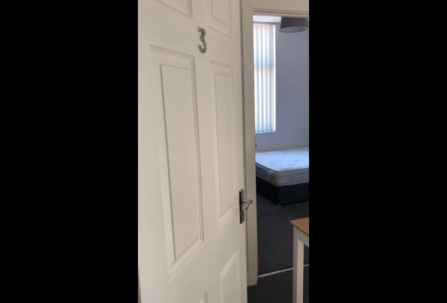 Double room in 2 beds en-suite flat - ref flat 3 Main Photo