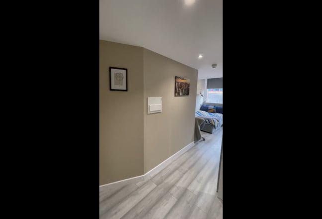 New Studio all bills Inc-In City Centre Main Photo