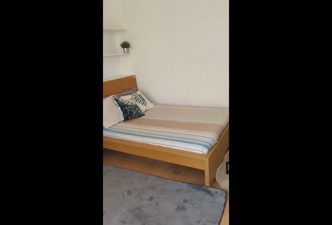 Super central location spacious room ample storage Main Photo