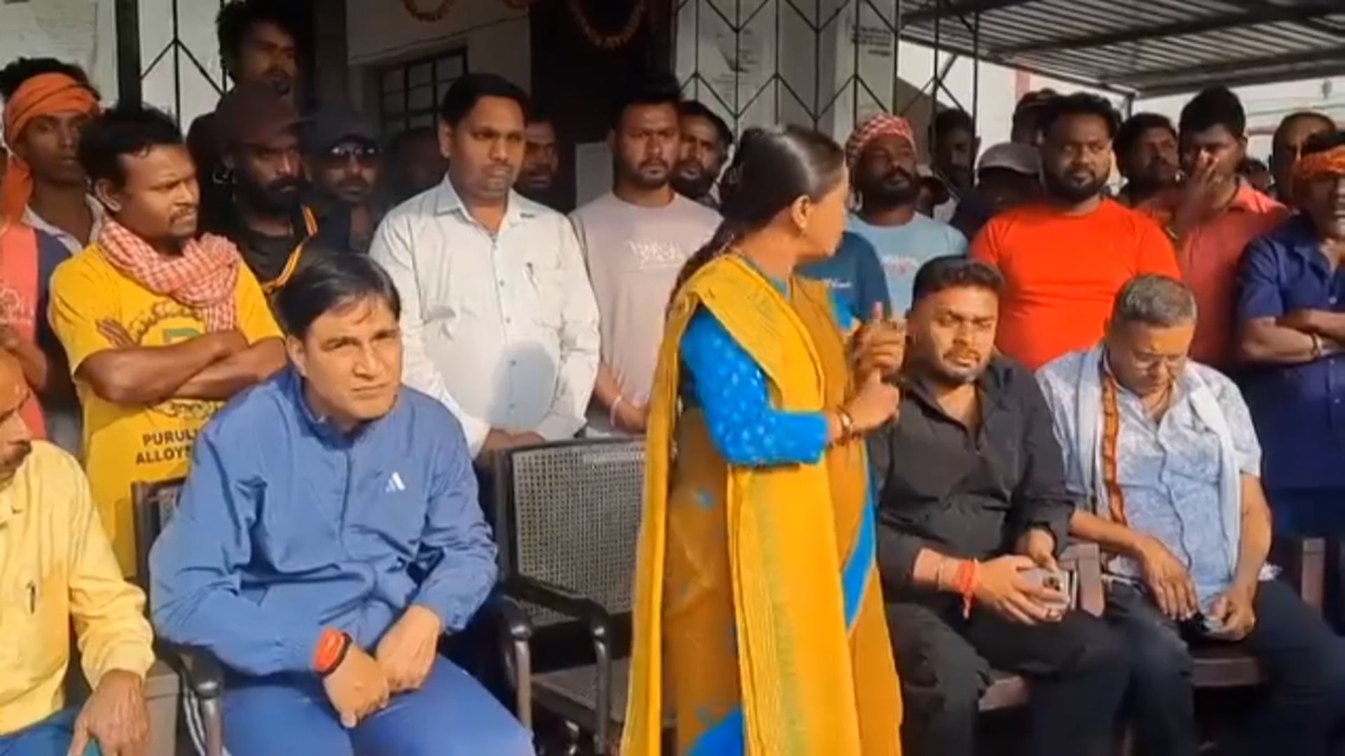 गिरिडीह नव निर्वाचित महापौर प्रमिला मेहरा नगर निगम कार्यालय में कर्मचारियों को सभी 36 वार्डों में सफाई का निर्देश दिए l 