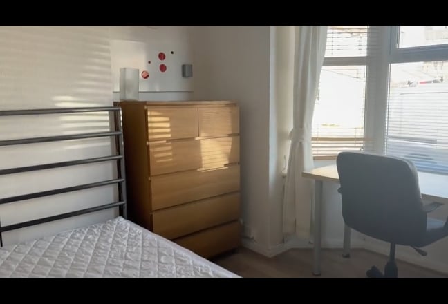 Large double room. Prof preferred. ALL  bills Main Photo