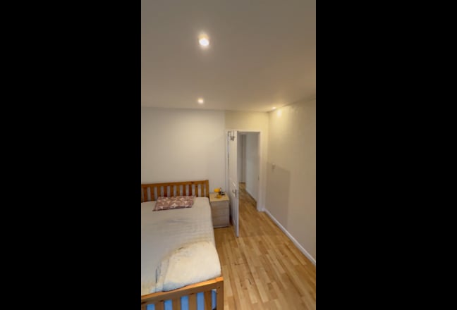 1 Bed Flat+Extra Office Room 15 Minute to Bank   Main Photo