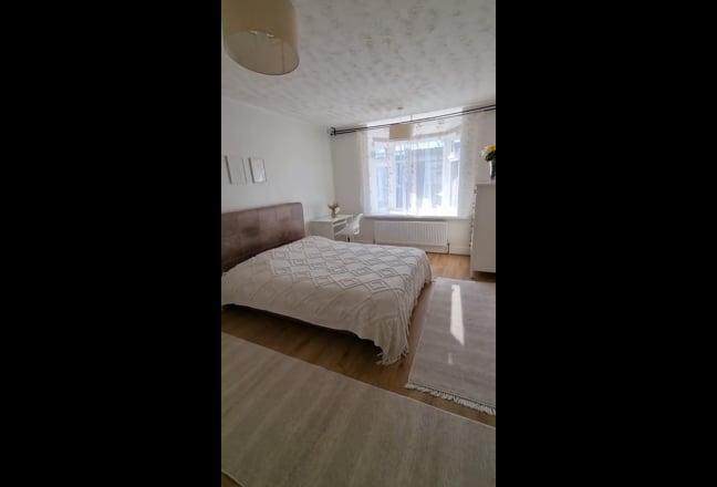 Big and bright double room/Quite home/Bills includ Main Photo