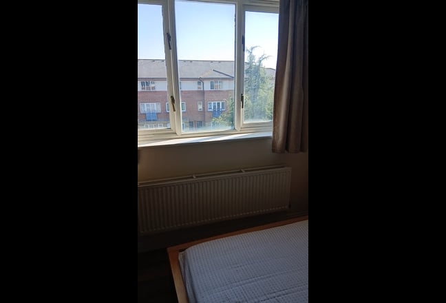 A double bedroom and a big master bed room ensuite Main Photo