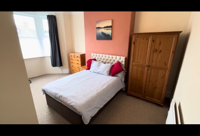 Lovely Large Double Room in Superb 4-Bed House Main Photo
