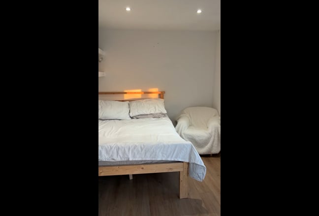 Self contained living accommodation, own entrance. Main Photo