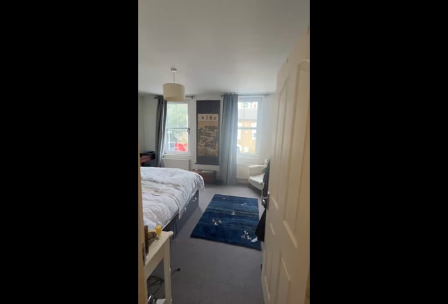 Bright Double Bedroom Wandsworth Town girls house Main Photo
