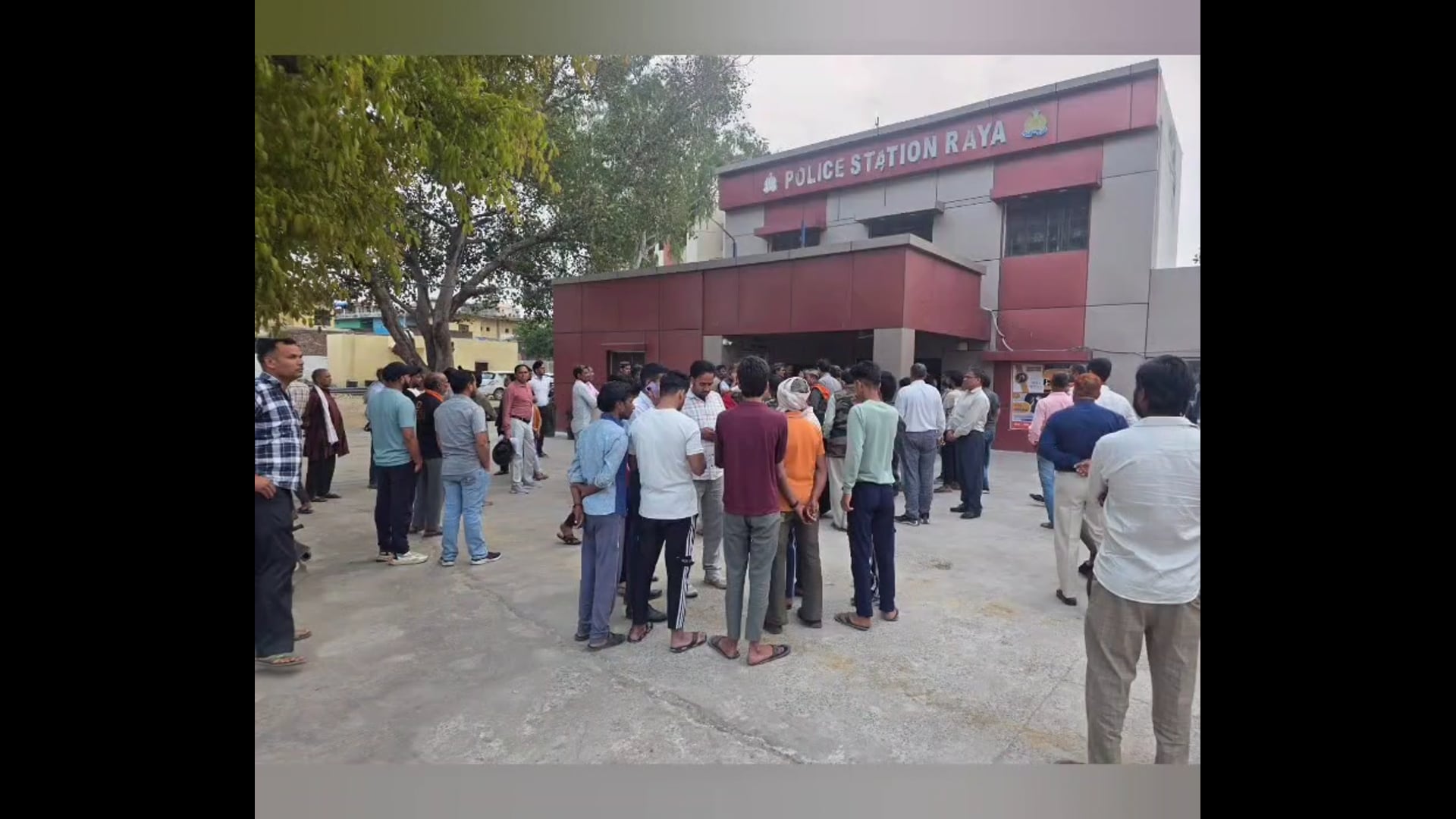 MANT-राया में सुलगा तनाव: फौजी की गिरफ्तारी से भड़का जनाक्रोश, थाने पर डटा, जनसमूह”