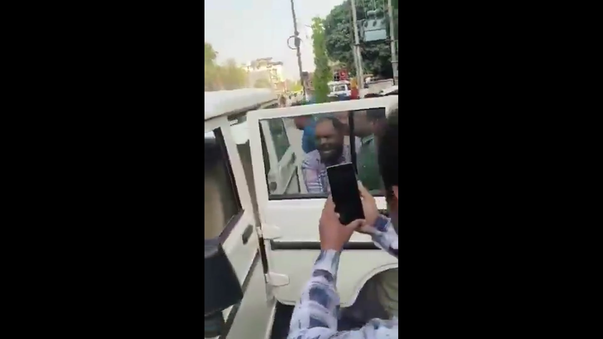 ▶️.....Up के महोबा में CMO दफ्तर में तैनात बाबू घुस लेते पकड़े गए हैं. एन्टी करप्शन की टीम ने इस घूसखोर बाबू को नोट गिनते रंगे हाथ पकड़ा है.*