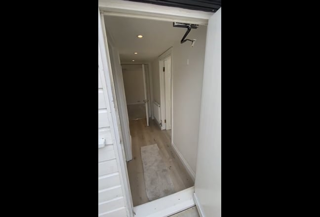 Refurbished sunny 2 rooms w patio doors to garden Main Photo